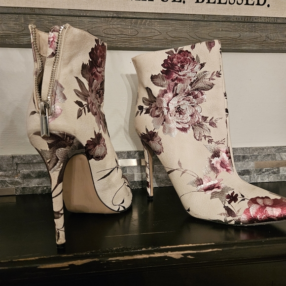 Beautiful size 11 Cream and floral colored Bootie - Picture 2 of 3